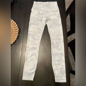 Lululemon wunder under size 4 white/grey camo
